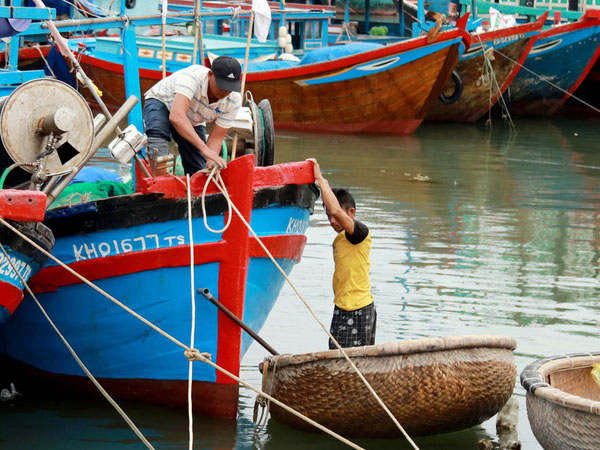 Người dân Nam Trung Bộ chạy bão Damrey