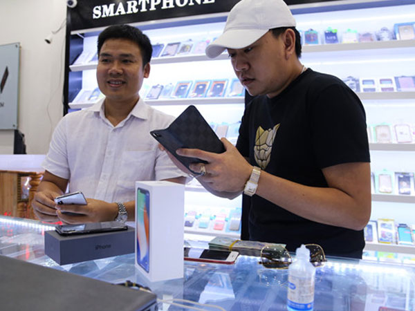 Người Việt đầu tiên mua iPhone X: 'Ngày rớt chục triệu cũng cam'
