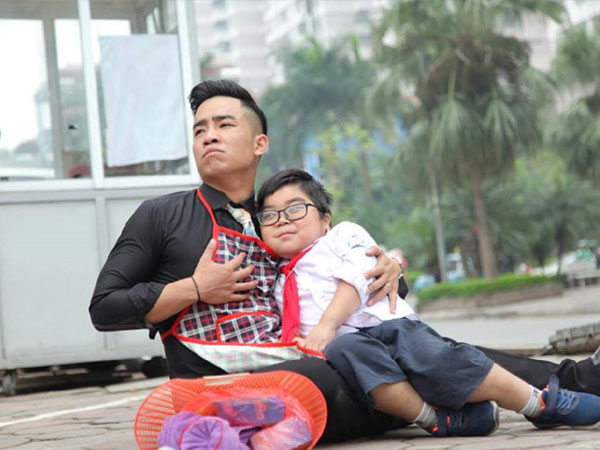 Nỗi khổ khi lấy vợ giàu được tái hiện qua clip chế 'Ông bố mưa'