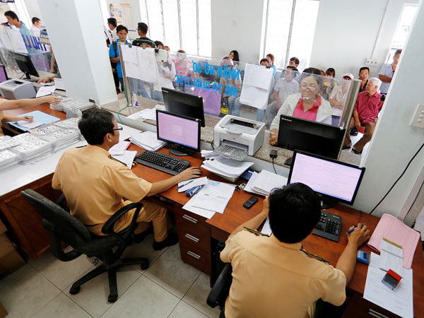 Sắp bỏ quy định xuất trình chứng minh thư khi đăng ký xe
