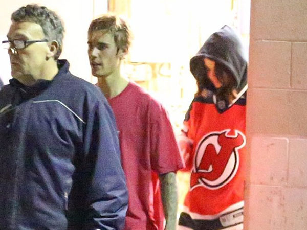 Selena Gomez đến cổ vũ Justin Bieber chơi hockey và mặc cả áo của bạn trai