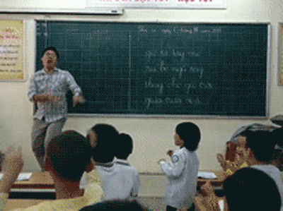 Thầy giáo vô tư múa 'Đàn gà con' cho học sinh dễ thuộc bài
