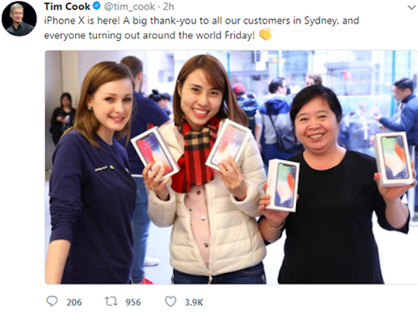 Tim Cook chia sẻ hình ảnh người Việt mua iPhone X