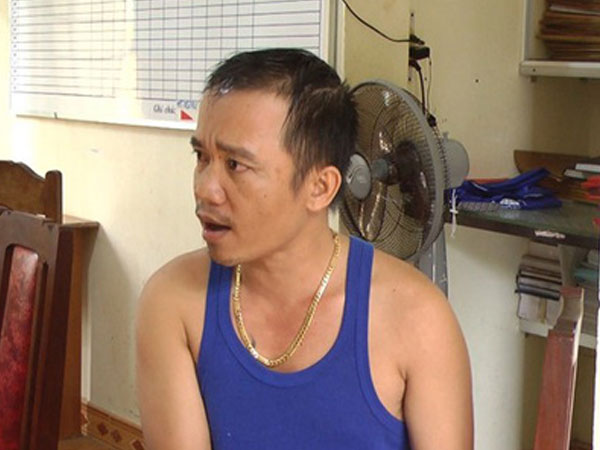 Tình tay ba giữa người đàn bà và 2 "phi công trẻ"