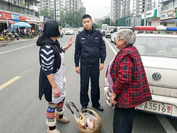 Vượt hơn 200km, người mẹ già một mình lạc lõng giữa thành phố xa lạ chỉ để mang đồ ăn cho con gái
