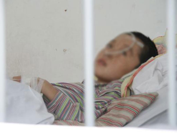 Bé trai bị viêm màng não suýt tử vong vì mẹ chủ quan tưởng ốm vặt khi giao mùa
