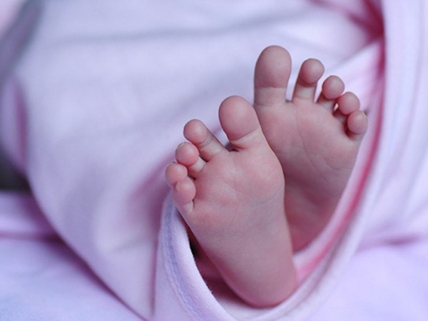 Bé trai 'sống lại' ngay trước khi bị hỏa táng