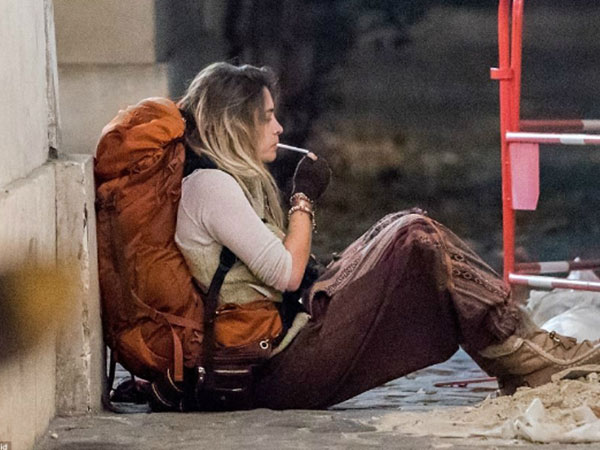 Con gái Micheal Jackson đốt thuốc phì phèo, trèo cột điện ở Paris