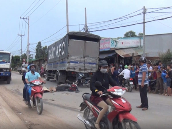 TP HCM: Va chạm với xe tải, một bảo vệ tử vong