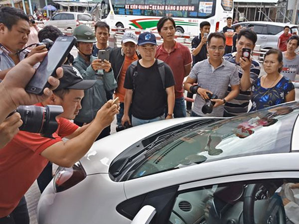 Xước kính ô tô, tài xế 'bắt đền' trạm BOT Cai Lậy
