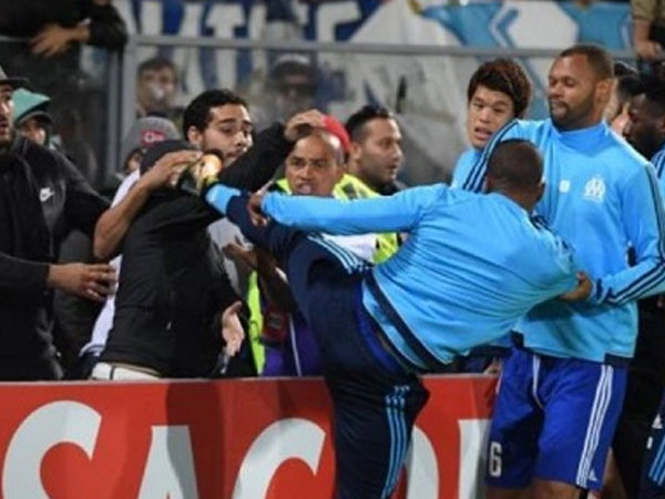 Evra bị đình chỉ thi đấu sau vụ đá CĐV