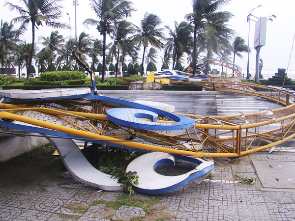Gió giật sập cổng chào ở Đà Nẵng