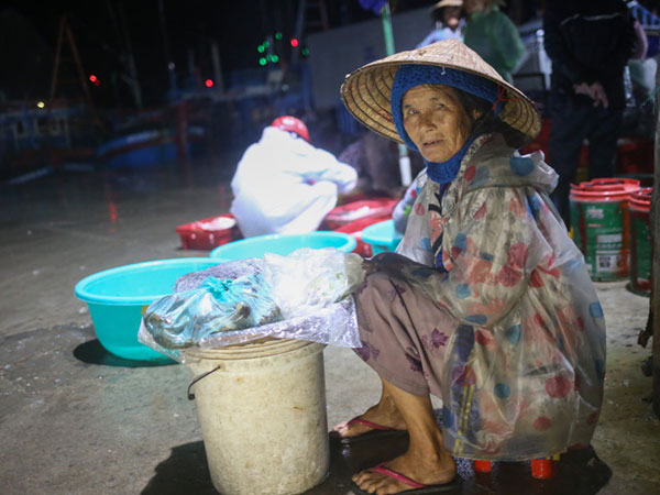 Người dân mưu sinh trong đêm bão