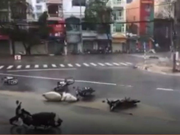 Phú Yên: 'Từ nhỏ tới giờ mới thấy bão gió lớn thế này, bão rít từng hồi, mái tôn đập rầm rầm'