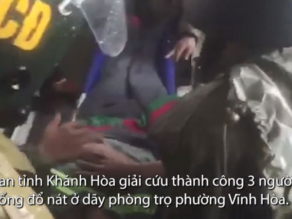 Video Cảnh sát Khánh Hòa cứu người kẹt trong đống đổ nát