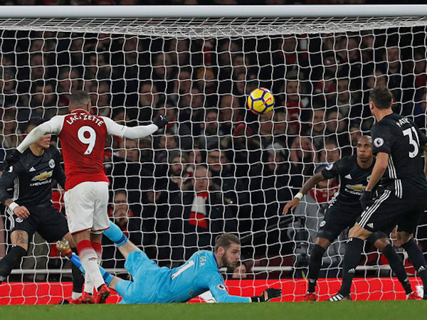 Arsenal tự dâng chiến thắng cho MU?