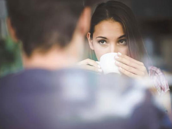 Bạn trai ôm hôn nhưng tôi không có cảm xúc dù cũng thích họ, có phải tôi có vấn đề?