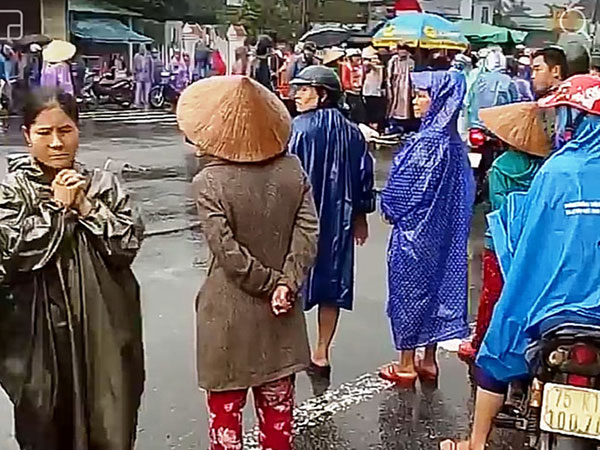 Bé gái đi xe đạp rẽ qua đường bị ôtô tải chở dăm gỗ cán tử vong