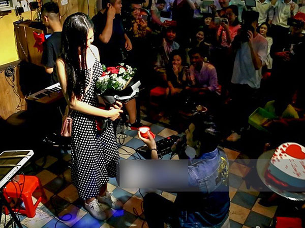 Chúng Huyền Thanh bất ngờ được bạn trai cầu hôn giữa phố Tây - Bùi Viện