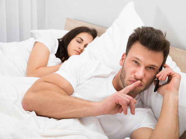 Có hay không chuyện 'chung thủy với vợ, sắt son với bồ'?