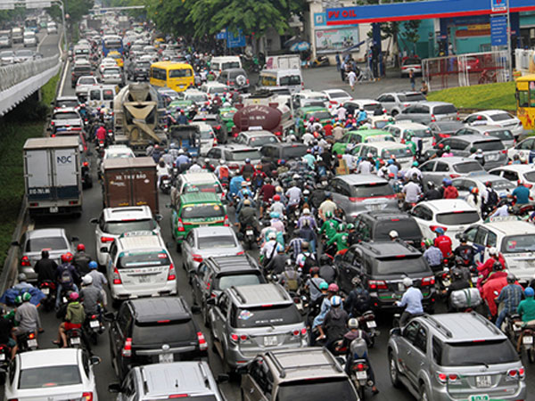Cử tri đề nghị thu phí xe 'mượn đường' Trường Sơn, giảm kẹt Tân Sơn Nhất