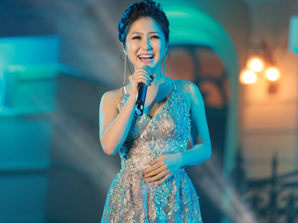 Gặp sự cố, Hương Tràm vẫn hát live 'Em gái mưa' cực đỉnh, khiến khán giả phát cuồng