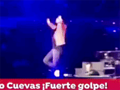 HLV The Voice Mexico ngã xuống hố sân khấu khi đang biểu diễn