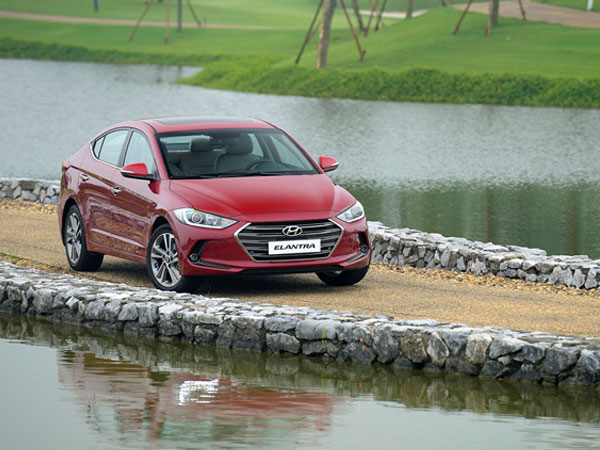 Hyundai Elantra giảm giá đến 80 triệu
