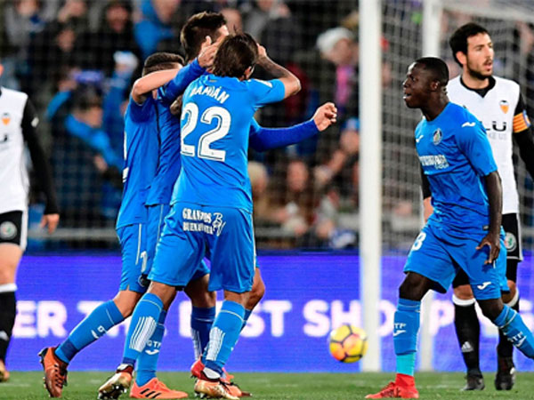 Nhận thất bại đầu tiên, Valencia lỡ cơ hội đuổi sát Barca