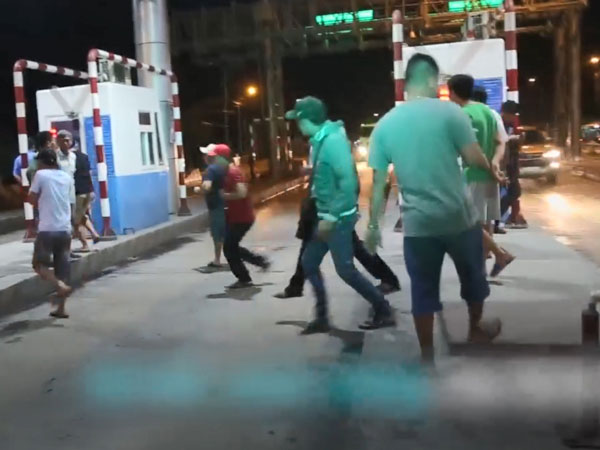 Video: Người dân hò hét tại BOT Cai Lậy bất chấp xe lưu thông tốc độ cao