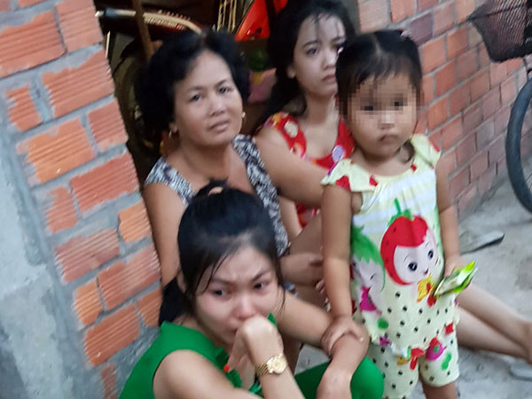 Vợ người đe dọa tài xế ở BOT Cai Lậy ôm con khóc lo cho chồng