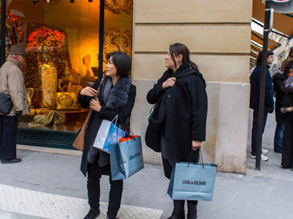 40 du khách Trung Quốc bị cướp xịt hơi cay tại Paris
