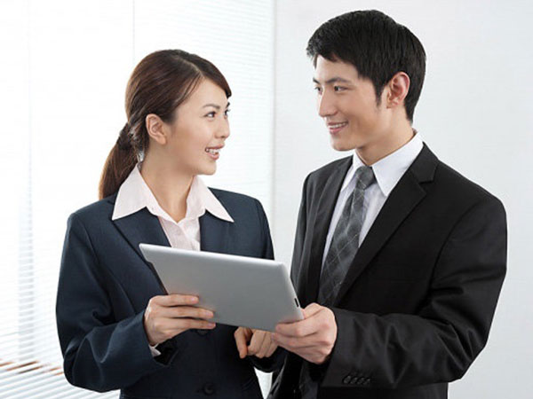 Bàng hoàng phát hiện ảnh nóng của chồng trong điện thoại cô bạn thân