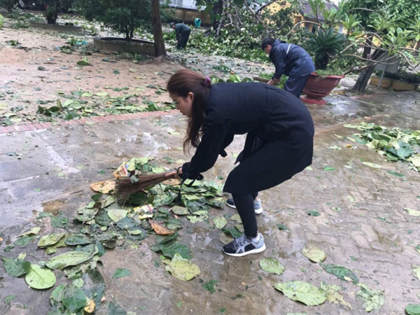 Hoa hậu Phạm Hương thăm hỏi cư dân vùng bão lũ, không ngần ngại quét dọn giúp mọi người