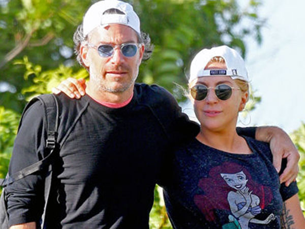 Lady Gaga bất ngờ đính hôn với người tình lớn hơn 17 tuổi
