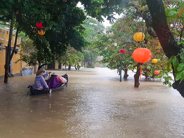 Phố cổ Hội An chìm trong biển nước