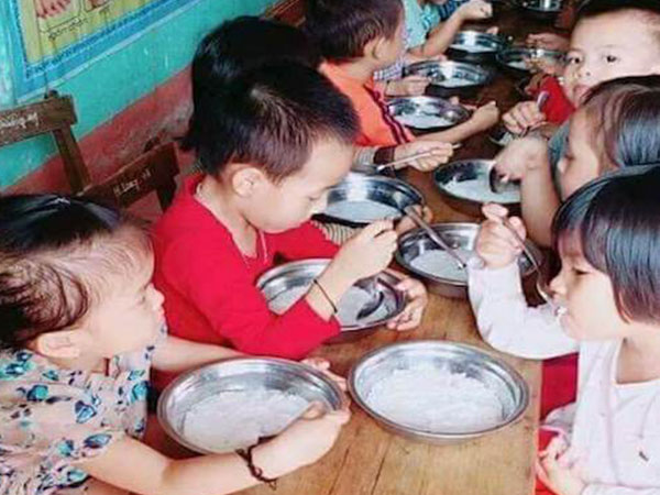 Phụ huynh phản ánh suất ăn 15.000 đồng của trẻ mầm non nghèo nàn