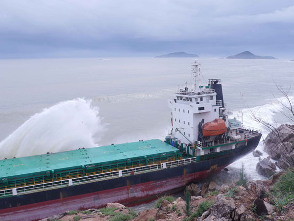 Tàu hàng không vào cảng trú bão, 3 thuyền viên tử vong, 24 thuyền viên mất tích
