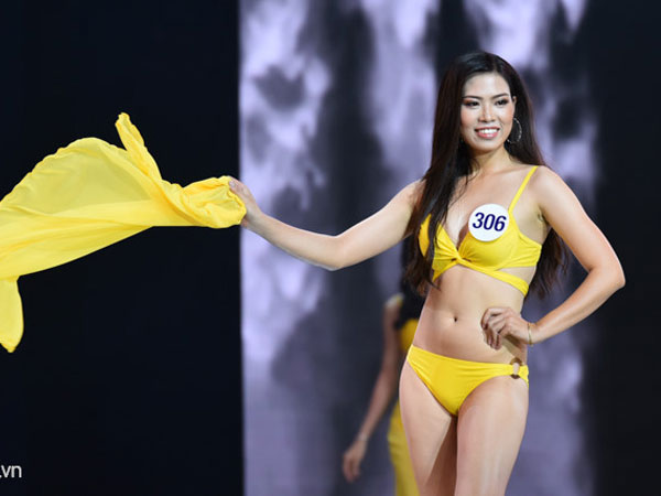 Thí sinh Hoa hậu Hoàn vũ lộ eo 'ngấn mỡ' khi mặc bikini