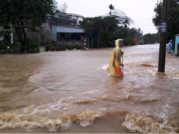 Thủy điện tăng xả trong đêm, Quảng Nam ngập chìm trong lũ
