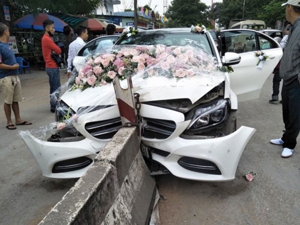 Xe Mercedes cưới đâm dải phân cách đầu tõe làm đôi, cô dâu chú rể an toàn
