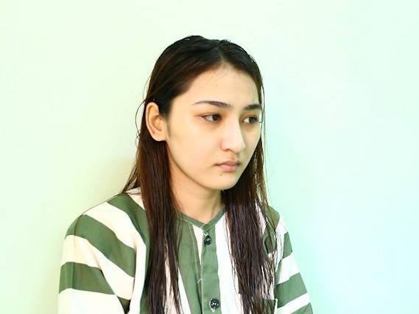 Bị yêu cầu dừng xe kiểm tra, cô gái 20 tuổi xinh như hot girl đánh xé áo công an giữa đường