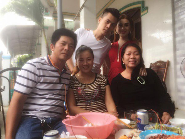 Chưa chính thức làm dâu, Lâm Khánh Chi đã được bố mẹ chồng hết mực cưng chiều