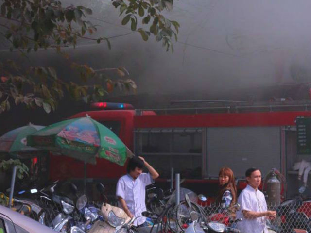 Hà Nội: Garage ô tô bất ngờ bốc cháy khi nhân viên đang nghỉ trưa