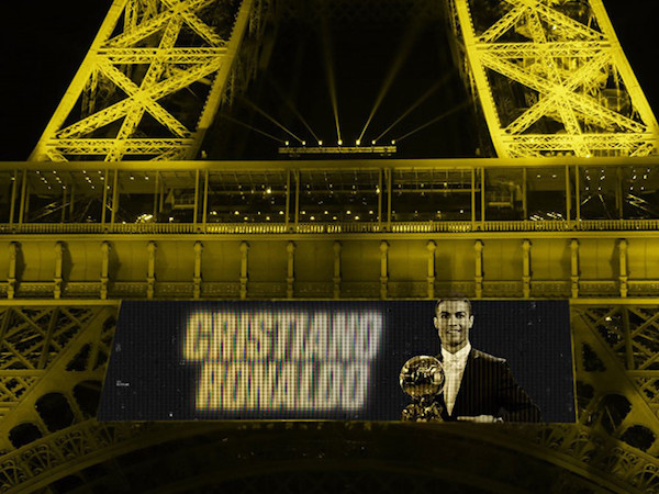 Hình ảnh Ronaldo nhận Quả bóng vàng xuất hiện trên mạng xã hội