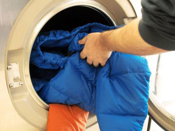 Mách chị em cách giặt áo khoác lông vũ siêu nhẹ vừa sạch vừa bền