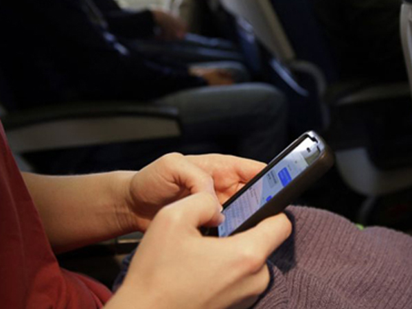 Máy bay hạ cánh khẩn vì hành khách phát wifi 'bom trên khoang'