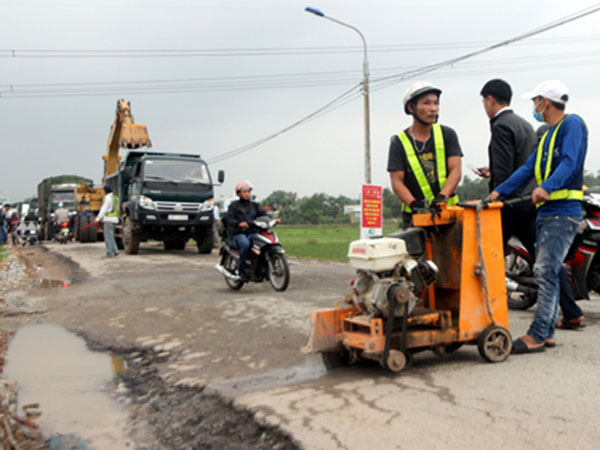 Người dân phản đối việc sửa đường 'tử thần'