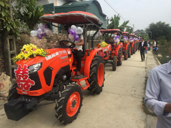 Nhà trai mang sính lễ ăn hỏi đến nhà gái bằng máy cày