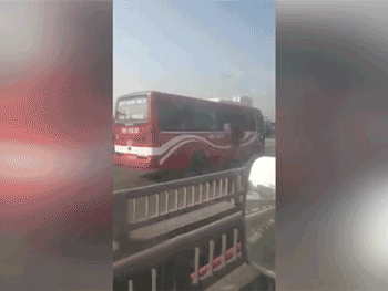 Video: Xe khách chạy ngược chiều, phóng bạt mạng trên đường vành đai 3
